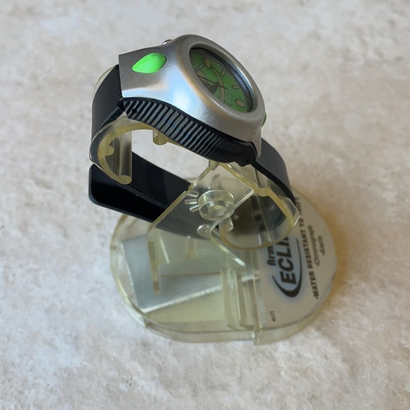 Armitron lady battery water resistant w/light - Picture 3 of 4